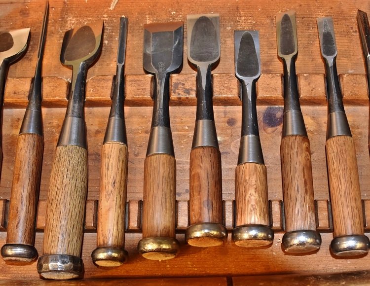 A beautiful array of Japanese chisels laid out for you to see.